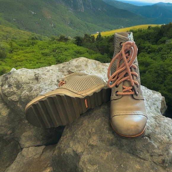 Sorel 1964 Premium Dove Wedge Booties. Size 9. Great Condition. - Picture 7 of 8